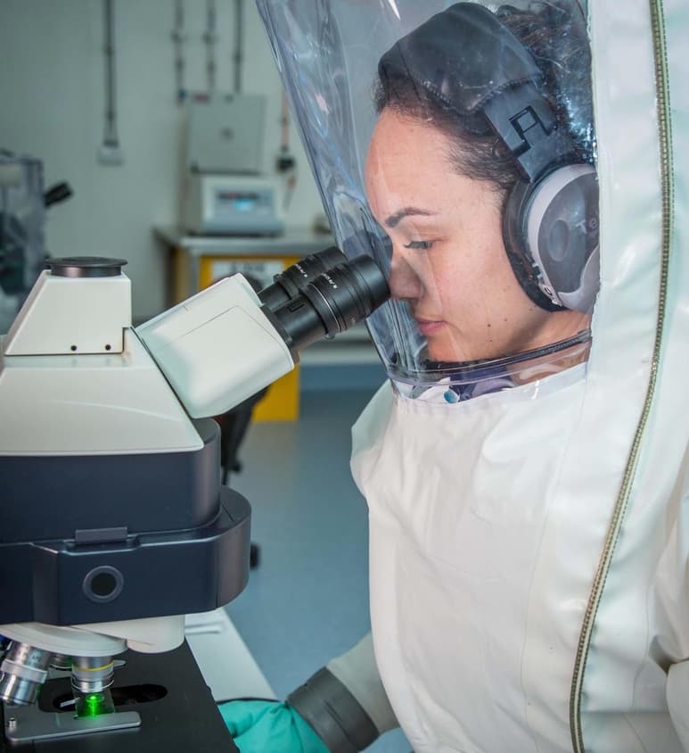 En cuestión de minutos sus reactivos detectan con una muestra del paciente, si existe la presencia de este virus que causa una infección parecida a la neumonía. (EFE)