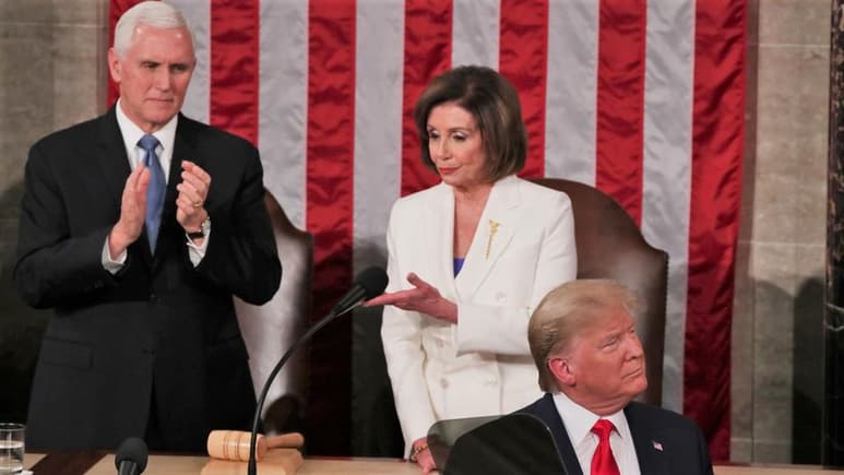 Se observa que Pelosi recibe la carpeta y luego extiende la mano a Trump para saludarlo. El mandatario sólo le entrega el documento y se voltea de frente al auditorio. (ESPECIAL)