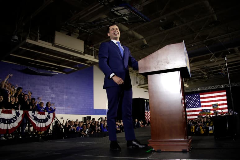 Buttigieg (foto) acumula el 27 % de los delegados que se repartirán en Iowa, seguido por Bernie Sanders. (AP)