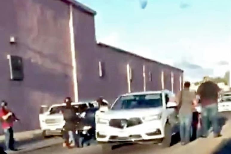 En la ciudad de Culiacán, Sinaloa, grupos criminales instalaron 'retenes' de hombres armados para desaparecer personas y luego tirar sus cuerpos en basureros clandestinos. (ESPECIAL)