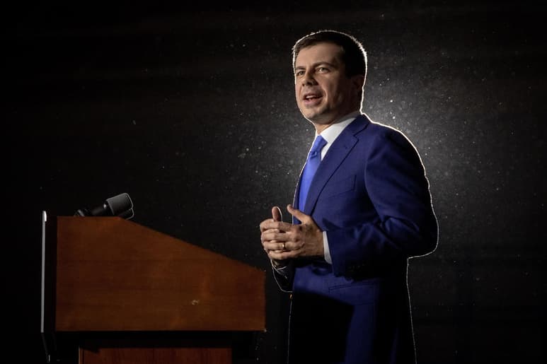 En la primera competencia interna entre los demócratas que aspiran a la candidatura presidencial de Estados Unidos, Pete Buttigieg tenía el miércoles una ventaja leve sobre Bernie Sanders. (ARCHIVO)