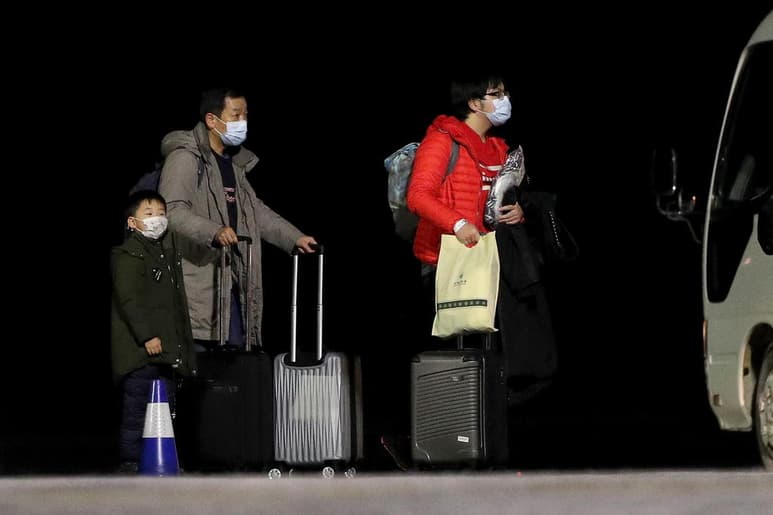 En su actualización diaria, la comisión de salud de Hubei también confirmó 2 mil 987 nuevos casos con el coronavirus de la familia del SRAS.
(EFE)