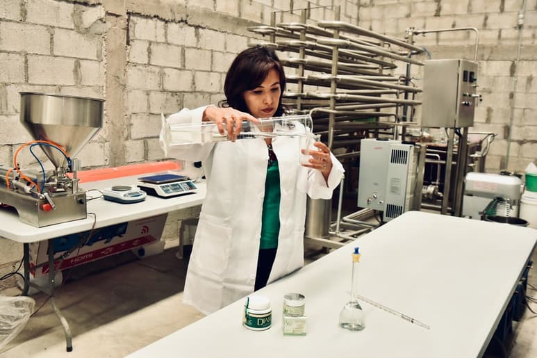 En la imagen se observa a Mónica Alvarado, mánager de Vel International, junto a los productos y la pasteurizadora de sábila, insumo clave en sus productos de belleza. (EL SIGLO DE TORREÓN / Érick Sotomayor)