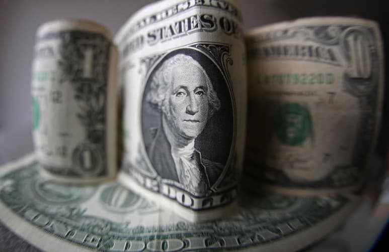 El tipo de cambio se ubicó en 18.60 en promedio, pero alcanzó el nivel de 18.57 pesos por dólar. (ARCHIVO)