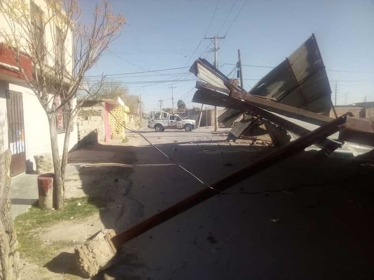 El incidente más fuerte ocurrió en la colonia Nuevo Gómez, donde una techumbre se desprendió y causó daños de consideración. (EL SIGLO DE TORREÓN)