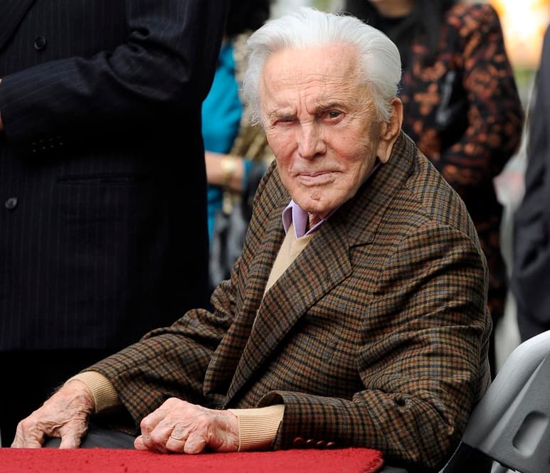 A solo cuatro días de celebrar su gran fiesta con los Oscar, el cine tuvo que afrontar ayer un muy triste adiós con la muerte a los 103 años de Kirk Douglas, una de las leyendas más respetadas y longevas de la gran pantalla y un icónico superviviente de la época dorada de Hollywood. (ESPECIAL)