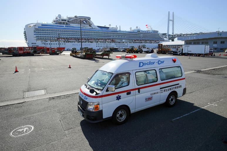 Confirmaron 10 casos más de un nuevo virus en uno de los dos cruceros que están en cuarentena con unos 5,400 pasajeros y tripulantes. (EFE)