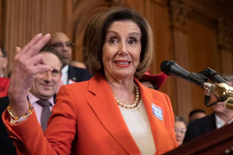 Pelosi defendió la rotura del discurso al afirmar que no necesita “lecciones” de Trump sobre “dignidad” y como respuesta ante los aplausos y gritos republicanos emitidos. (EFE)