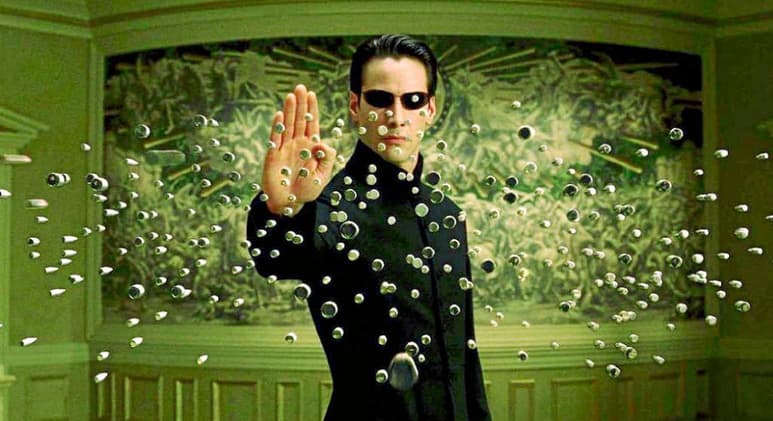 La revolucionaria franquicia de ciencia ficción de las hermanas Wachowski pronto regresará a la pantalla grande, pues Matrix 4 ya está en marcha y prueba de ello son unas recientes fotografías y videos que muestran a sus protagonistas Keanu Reeves y Carrie-Anne Moss en el set de filmación. (ESPECIAL)
