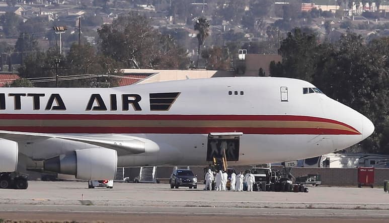 Cuatro personas que aterrizaron en California tras ser evacuados de China, epicentro del brote de coronavirus, y que fueron puestos en cuarentena en una base militar han sido hospitalizados. (ARCHIVO)