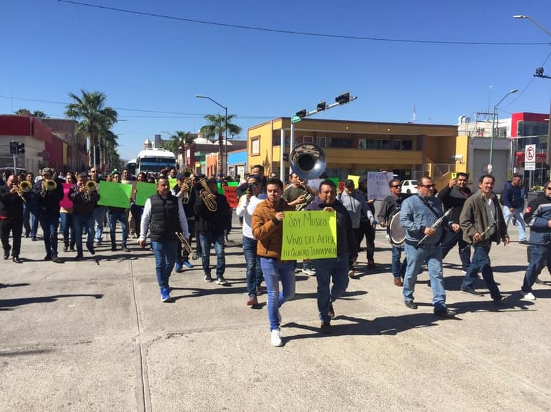 En estos momentos los músicos se encuentran entonando melodías y portando pancartas de 'Devuelve after, queremos matar la tusa', 'Devuelvan nuestro trabajo' 'Marina, sin after y sin trabajo' y 'Soy mesero, vivo del after, quiero vivir'.
(ANGÉLICA SANDOVAL)