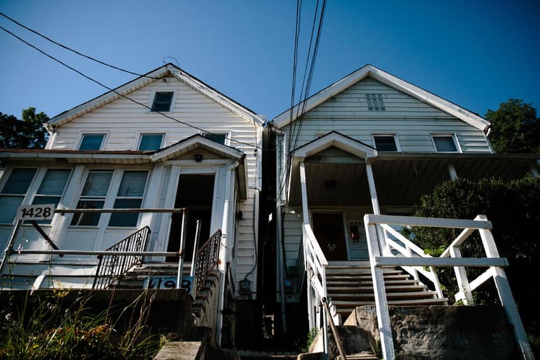 Nueva York ha decidido prohibir las comisiones que los agentes inmobiliarios cobran a quien alquila una vivienda. (ARCHIVO)