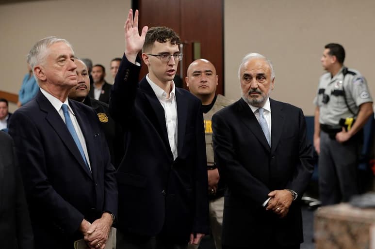 Los fiscales federales esperaban anunciar los múltiples cargos contra el presunto agresor Patrick Crusius (centro), de Allen, Texas, en las próximas horas en una conferencia de prensa en El Paso. (ARCHIVO) 