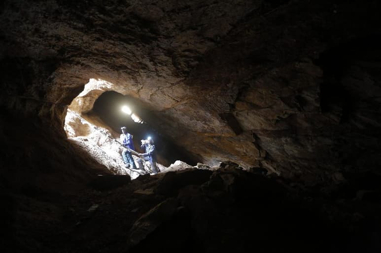 Al menos dos mineros han muerto y otros 20 permanecen atrapados en una mina de oro abandonada en el área central de Zimbabue. (ARCHIVO)