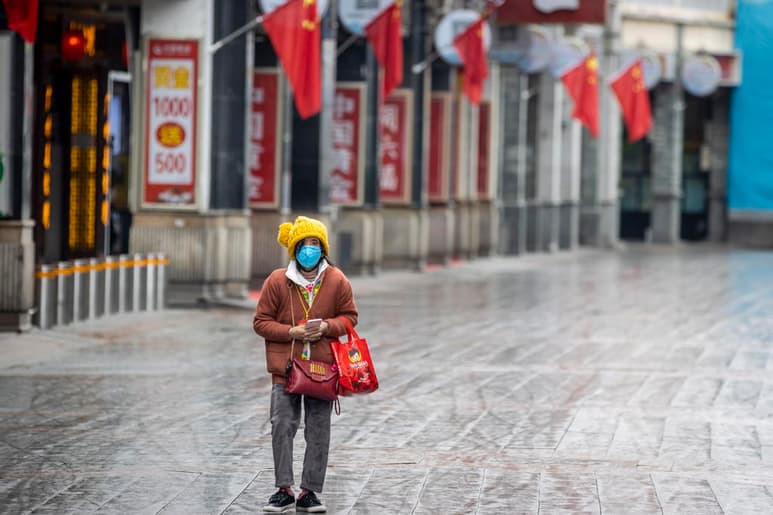 Los síntomas del nuevo coronavirus, denominado 2019-nCoV, son en muchos casos parecidos a los de un resfriado, pero pueden venir acompañados de fiebre y fatiga, tos seca y disnea (dificultad para respirar). (EFE)