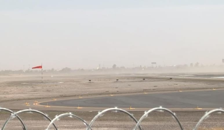 Las fuertes rachas de viento que se presentaron en la Región Laguna impidieron el aterrizaje de un avión en la ciudad de Torreón. (EL SIGLO DE TORREÓN)