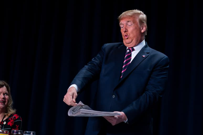 Trump sostiene un ejemplar del Washington Post que informa su caso. (AP)