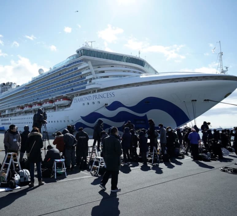 La llegada al puerto fue aprovechada para trasladar a centros médicos a las personas infectadas. (AP)
