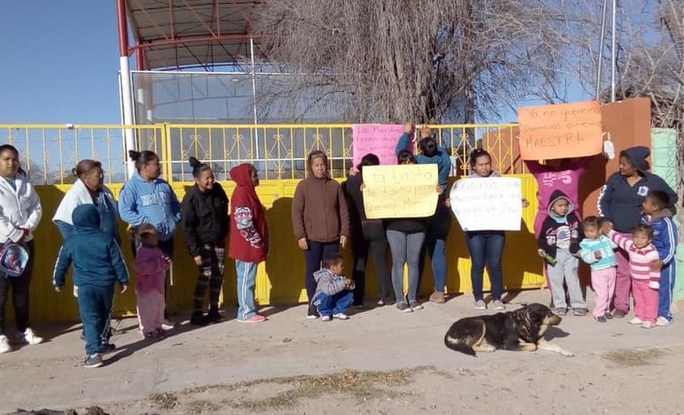 Las inconformes se plantaron ayer al exterior de la escuela ubicada en el ejido La Tehua. (EL SIGLO DE TORREÓN/ANGÉLICA SANDOVAL)
