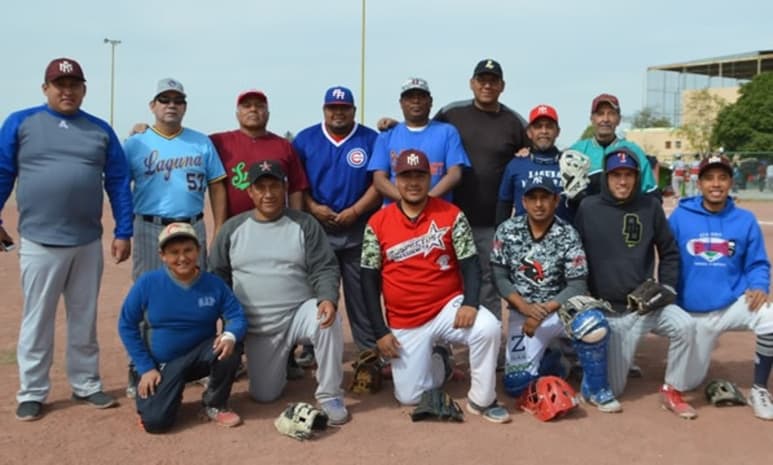 Los integrantes del Deportivo Ingeniero Romo lucieron satisfechos luego de la conquista del gallardete en la Primera Fuerza. (ESPECIAL)