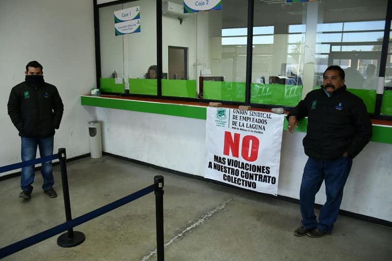 La protesta de los sindicalizados se llevó a cabo en las diversas secciones de la oficina matriz en bulevar Independencia, se colocaron con mantas en las áreas de cajas, accesos principales, además de la zona administrativa.
(FERNANDO COMPEÁN)