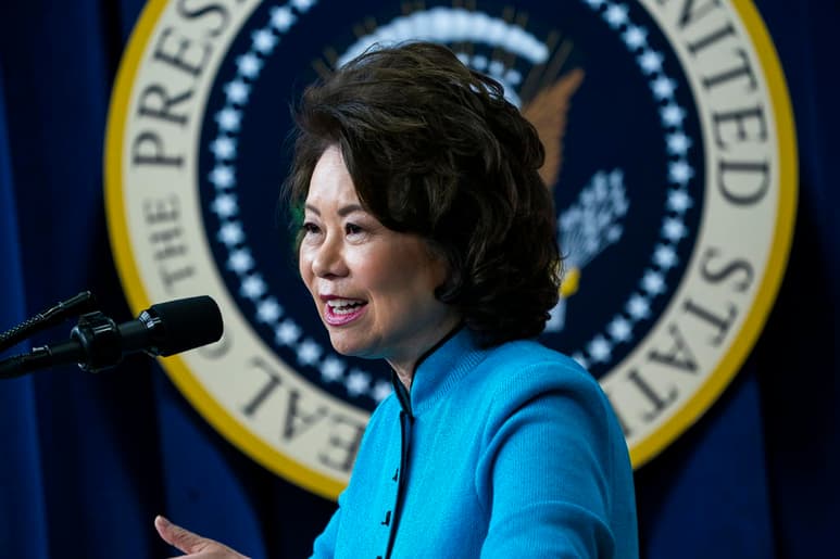 La secretaria de Transporte de Estados Unidos, Elaine Chao, explicó la decisión. (ARCHIVO)