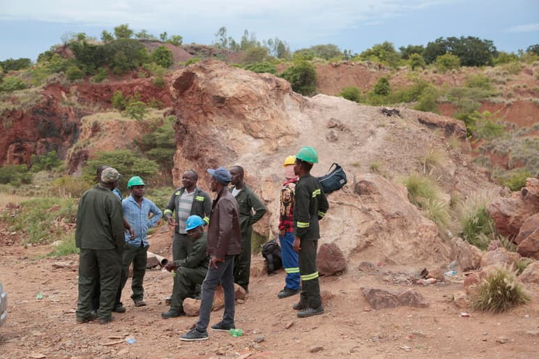 Tres mineros, uno de ellos herido, fueron rescatados hoy con vida de una mina de oro abandonada en el área central de Zimbabue, que se derrumbó el pasado 5 de enero. (EFE)