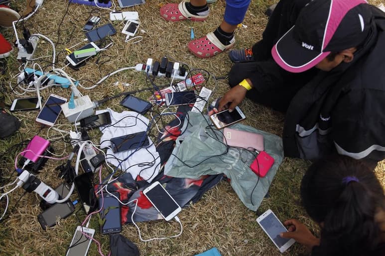 El Gobierno de Estados Unidos está utilizando servicios que siguen la localización de millones de teléfonos celulares para encontrar y detener a inmigrantes indocumentados. (ARCHIVO)