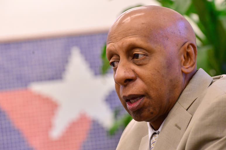 El opositor cubano Guillermo Fariñas fue liberado sin cargos el jueves por la noche tras permanecer detenido tres días, aunque está sujeto a restricciones. (ARCHIVO)