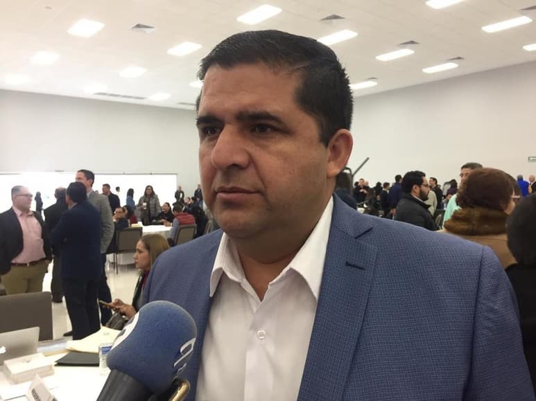 Sobre las extensiones de horario en negocios de Gómez Palacio, el alcalde de Lerdo, Homero Martínez Cabrera dijo que cada municipio es autónomo y tiene sus propias leyes y reglamentos por lo que la presidenta municipal Marina Vitela deberá decidir lo que quiere para su ciudad. (ANGÉLICA SANDOVAL)