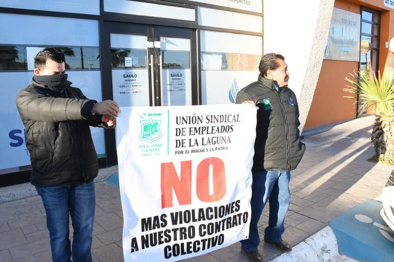 Fue durante este viernes que un grupo de empleados sindicalizados, pertenecientes a la Unión Sindical de Empleados de la Laguna, realizaron un paro de labores en las sucursales del Simas Torreón. (FERNANDO COMPEÁN)