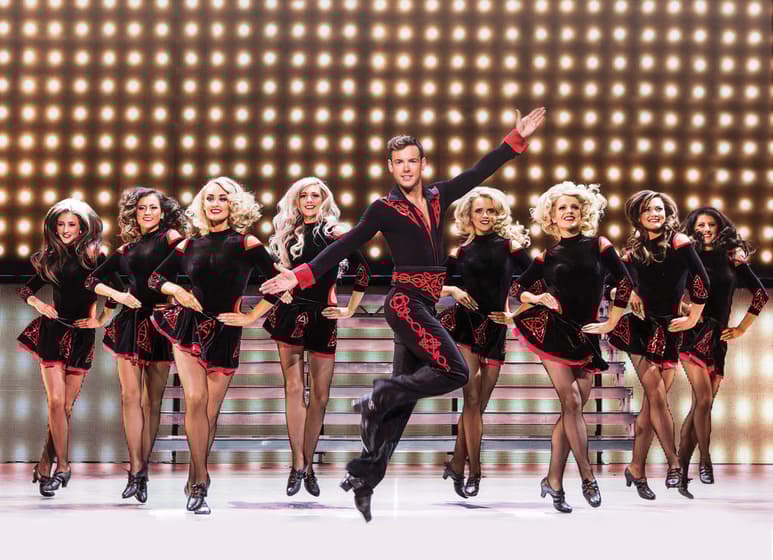 El baile irlandés, presente en todo momento de la producción, involucra dos tipos de danza; una caracterizada por su estilo suave tipo ballet y otra, con elementos más fuertes y masculinos. (ESPECIAL)