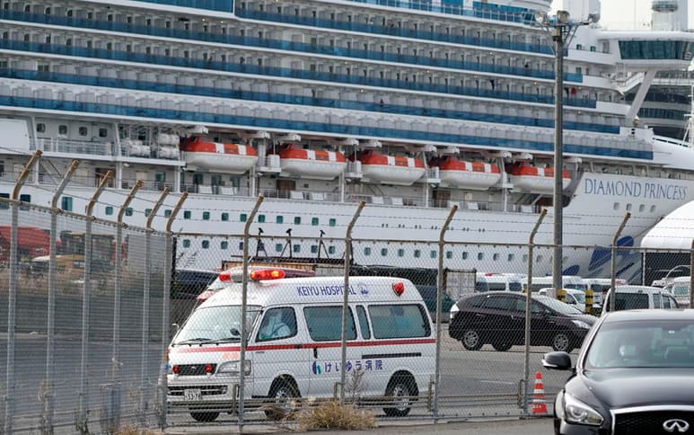 El pasajero, que viajaba acompañado por su esposa, fue trasladado a un centro hospitalario.