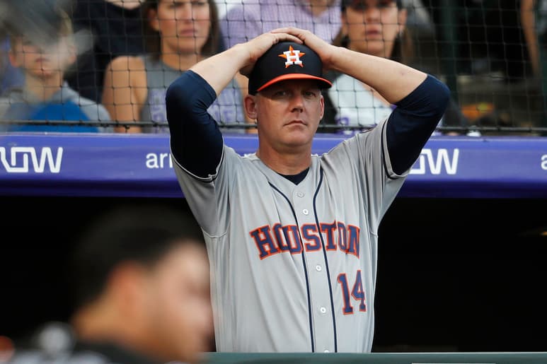 El mánager AJ Hinch fue suspendido un año, y luego despedido por los Astros de Houston, tras el escándalo de robo de señales en 2017. (ARCHIVO)