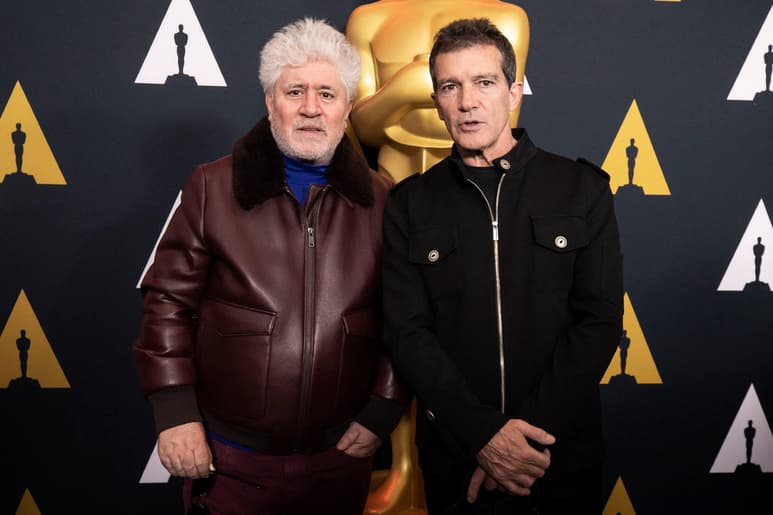 Sin presiones. Pedro Almodóvar y Antonio Banderas acudieron a la sede de la Academia para un evento antes de la gala. (EFE)