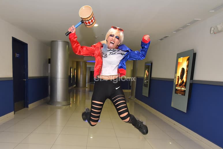 Personaje. Cristina García se puso en la piel de Harley Quinn y asombró a más de uno, quienes no dudaron en pedirle una fotografía. (ERNESTO RAMÍREZ)
