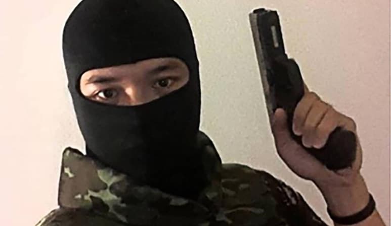 El sospechoso, identificado como Jakrapanth Thomma, se encuentra dentro del recinto comercial, donde varias personas permanecen atrapadas, y, según medios locales, mantiene como rehenes a más de una decena de ellas.
(FACEBOOK)
