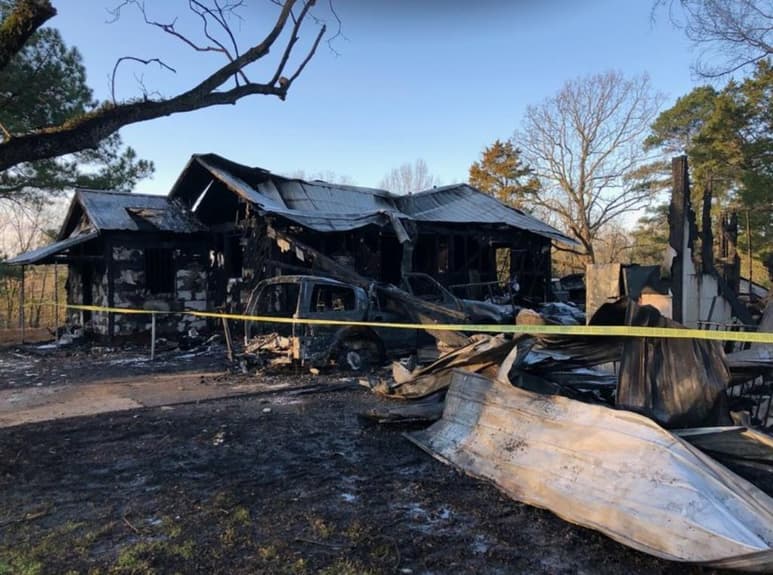 El incendio estalló poco después de la medianoche en Clinton, en las afueras de Jackson, dijo el jefe de bomberos Jeff Blackledge a la prensa local.
(AP)