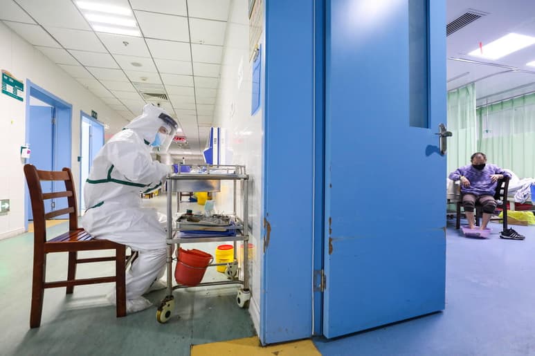 Hoy mismo se confirmó la muerte de las dos primeras víctimas extranjeras del coronavirus, ambas fallecidas en Wuhan. Se trata de dos varones en la sesentena, uno estadounidense y otro japonés.
(EFE)