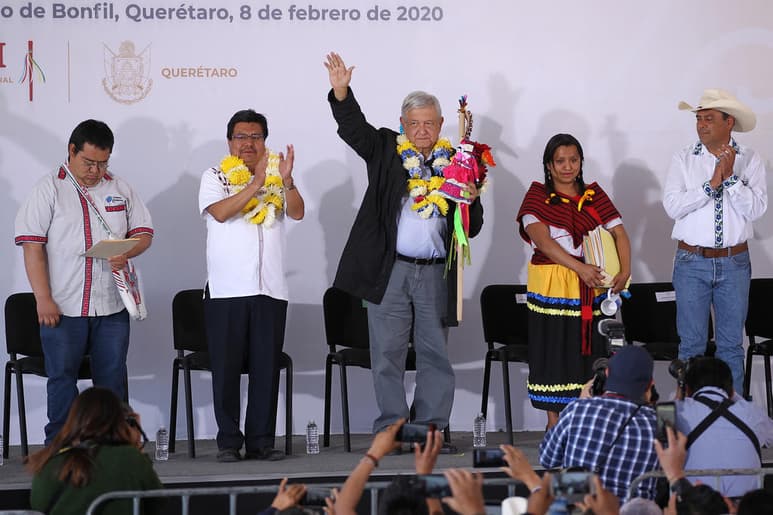 El presidente López Obrador extiende los brazos y escucha con atención a una de ellas: 'Que no se meta ni en tu cara ni en tu corazón que tú eres superior, se humilde, no cambies tu forma de sentir, de pensar, ni de actuar, porque ya la tienes en tus manos'. (NOTIMEX)