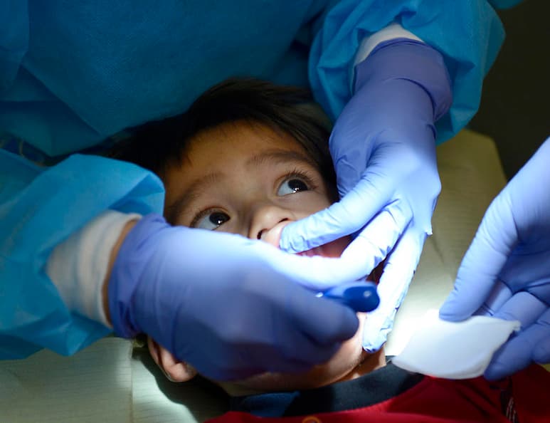 Recomiendan evitar alimentos industrializados ricos en azúcar como jugos y refrescos; lavarse los dientes después de cada alimento; y acudir a consultas dentales preventivas desde los seis meses de edad. (ESPECIAL)