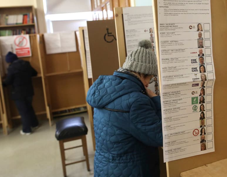 A pesar del temporal, en torno al 62 % de los votantes acudieron a la cita con las urnas. (AP)