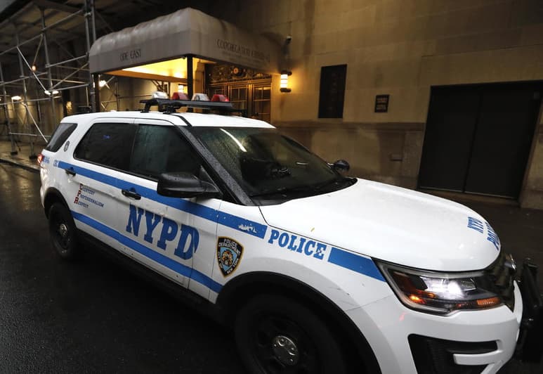 La policía de la ciudad de Nueva York mantiene en custodia al presunto autor del ataque a uno de sus oficiales esta mañana e investiga si, como apuntan varios indicios, es el responsable de la agresión a otros dos anoche. (ARCHIVO)