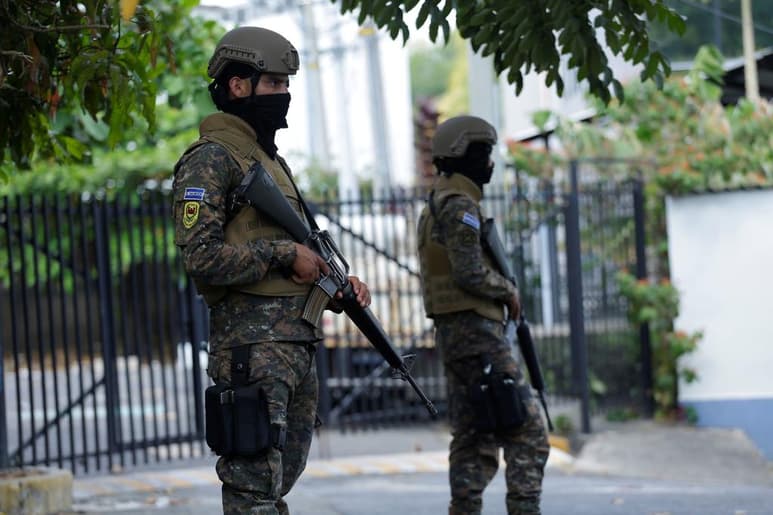 Los constantes choques entre el presidente salvadoreño Nayib Bukele y la bancada opositora de la Asamblea Legislativa parecen haber alcanzado un punto crítico luego de que los diputados se negaran a discutir un millonario préstamo para combatir la delincuencia y el mandatario amenazara con la insurrección del pueblo para restablecer el orden constitucional. (EFE)