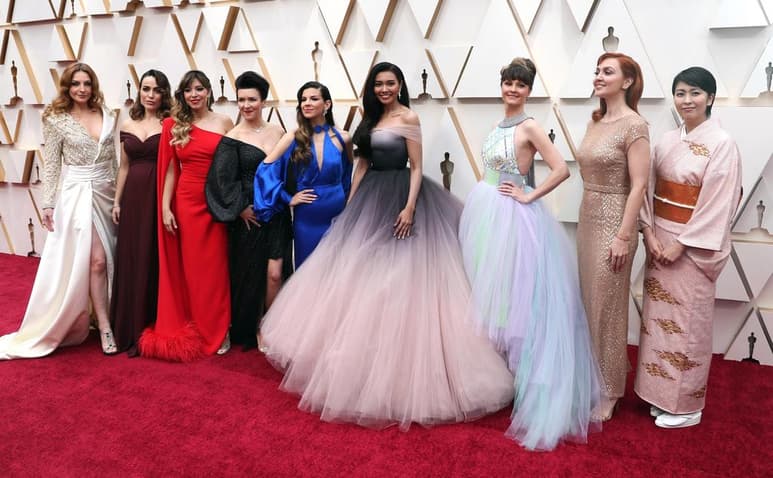 Las artistas encargadas de realizar el doblaje de “Elsa” para la cinta animada Frozen en varias partes del mundo, presentaron el espectáculo musical Por primera vez, reuniendo a las Elsas del mundo, durante la ceremonia del Oscar 2020. (EFE)