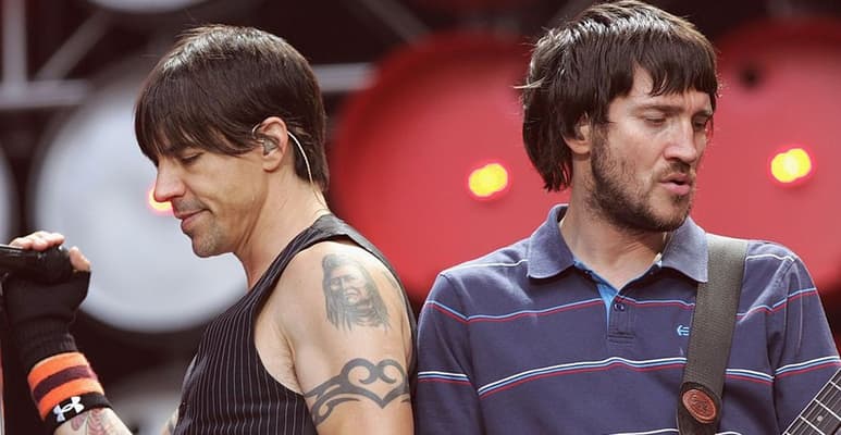 Homenaje. Luego de 10 años alejados, Red Hot Chilli Peppers ofrecieron un concierto en vivo en memoria de Andrew Burkle. (ESPECIAL)