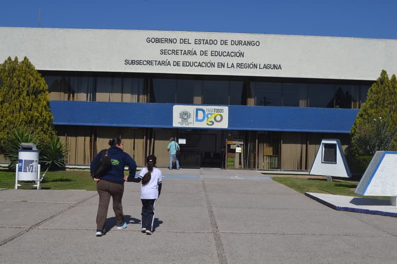 El señor acudió a la Subsecretaría de Educación para que lo orientaran y la dijeron lo mismo: que el título estaba en firma. (ARCHIVO)