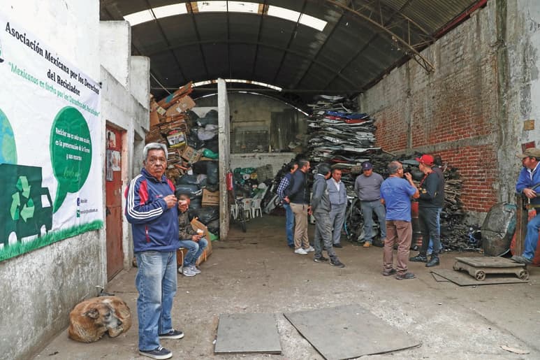 Los recolectores de basura pueden sufrir cualquier tipo de accidente y no están inscritos a la seguridad social. (ARCHIVO)