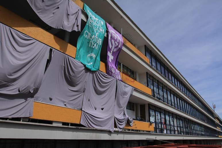 El presidente de la República, Andrés Manuel López Obrador, consideró justas las demandas de las mujeres estudiantes de la Universidad Nacional Autónoma de México (UNAM) que exigen mayor protección, apoyo y cese a los agravios en su contra dentro de las instalaciones de la máxima casa de estudios. (ARCHIVO)