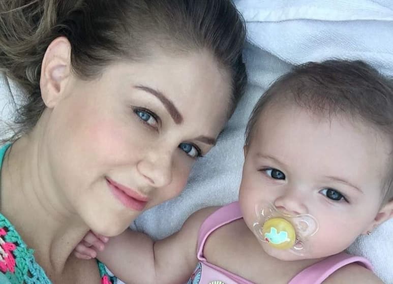 Ingrid Martz y su hija de 8 meses sufrieron un accidente automovilístico cuando circulaban por los carriles de Periférico en la Ciudad de México. De acuerdo con la denuncia que hizo la actriz en redes sociales, su vehículo fue impactado por un conductor que manejaba distraído con el celular. (INSTAGRAM)